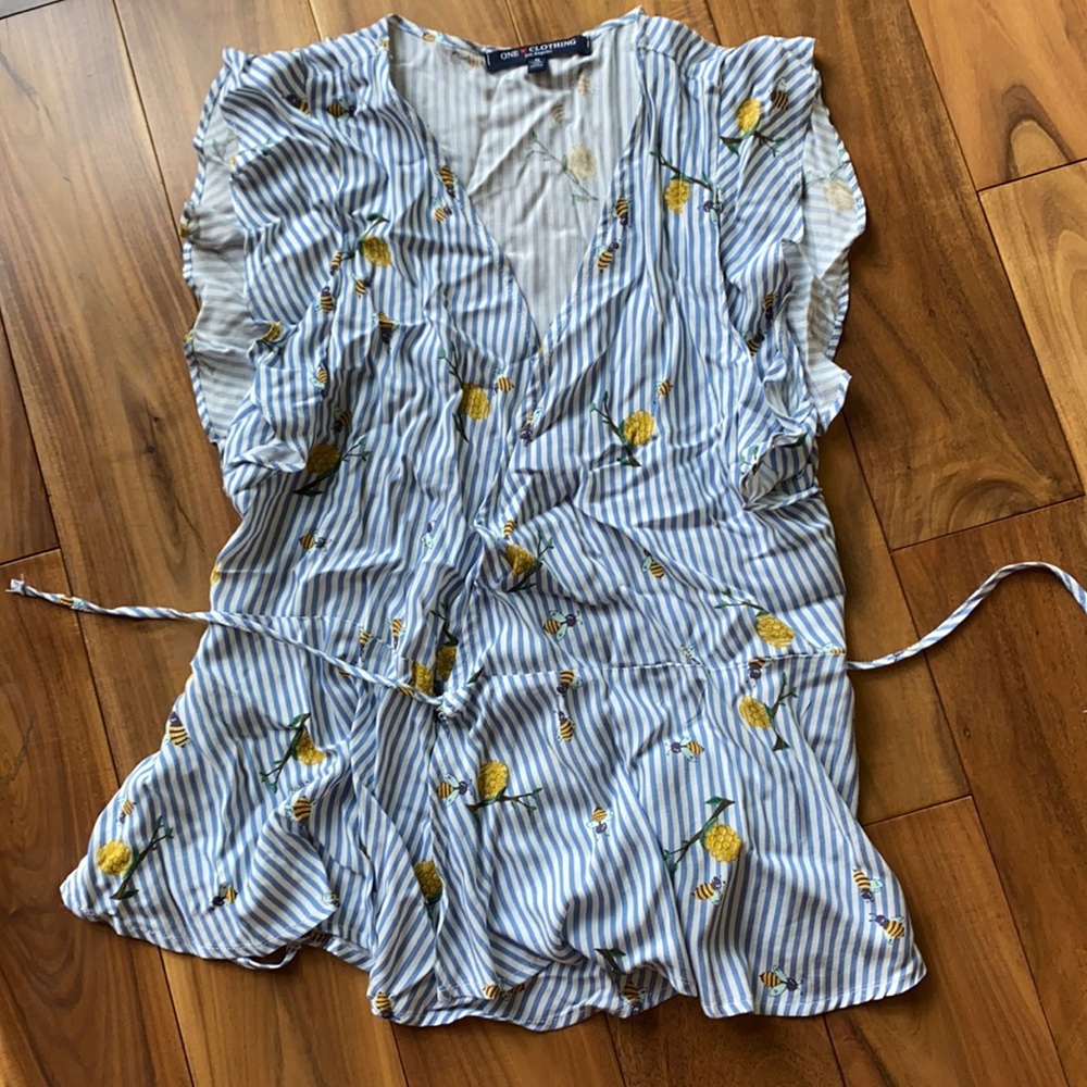 Super cute fun wrap top, stripes with bees